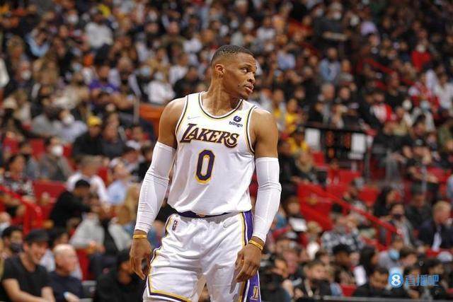 B体育官方网站-历史三双王或打替补 湖人已考虑今夏送走韦少