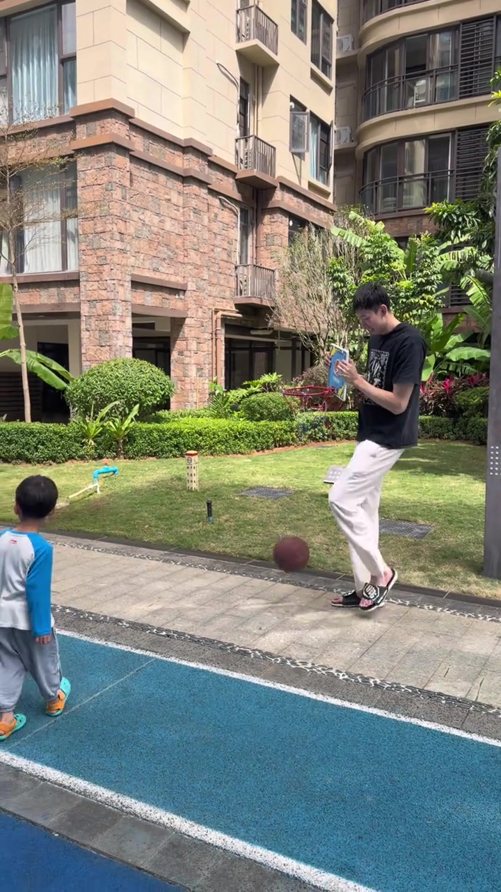 B体育赛事机构-放假陪伴家人！周琦与儿子打篮球：涂涂的人形篮筐