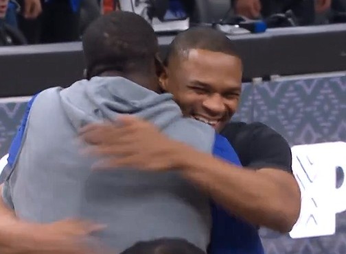 B体育-场下都是哥们儿！威少与德罗赞“围殴”追梦 随后三人大笑拥抱